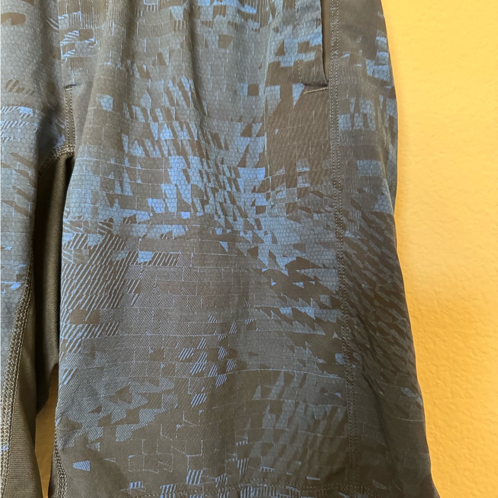 Lululemon Men’s Small pace breaker blue & black 9” Shorts - Picture 4 of 11